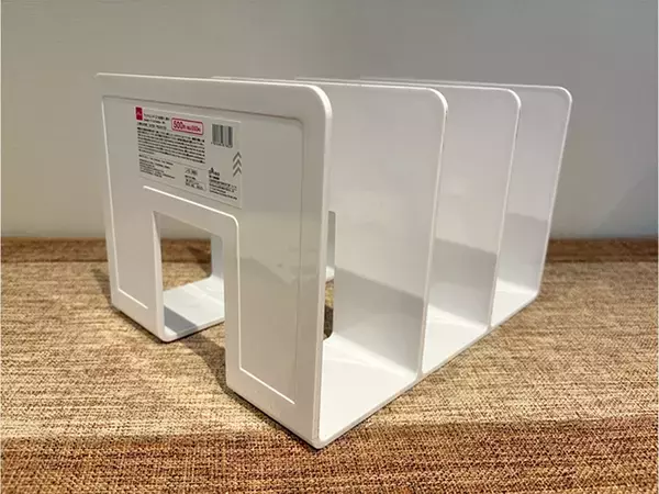 キッチンにブックエンドを設置！　調理器具がスッキリする活用法に「専用アイテムみたい」