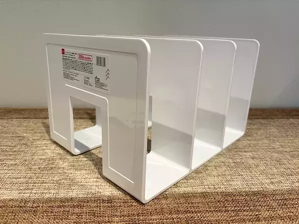 キッチンにブックエンドを設置！　調理器具がスッキリする活用法に「専用アイテムみたい」