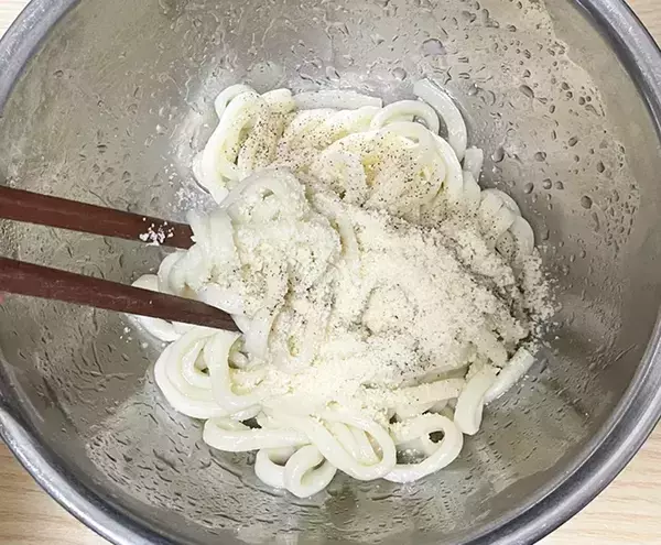 ボウルで麺と調味料を絡めたら完成　次の一口が自然に進む『レモンうどん』のアイディア