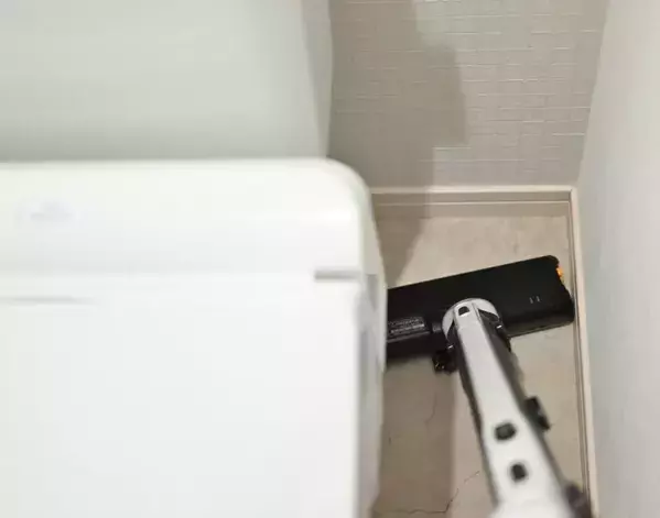 掃除機と『芯』で作る即席ノズル　お金をかけないトイレ掃除術でそのままポイ！【活用テク4選】