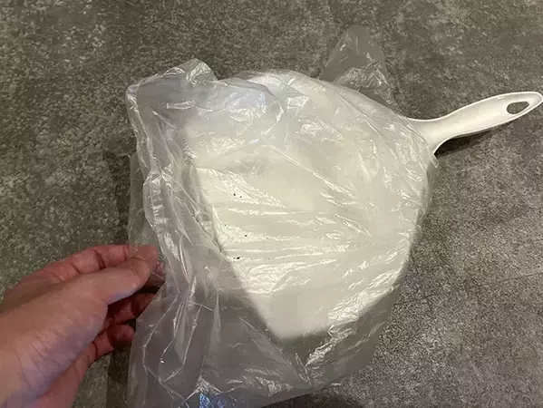 ちりとりに1枚の『ビニール袋』をセット　玄関掃除がラクになる方法が「一石二鳥！」