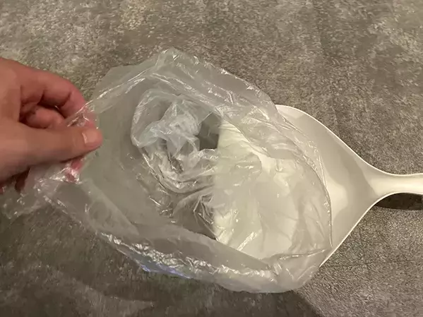 ちりとりに1枚の『ビニール袋』をセット　玄関掃除がラクになる方法が「一石二鳥！」