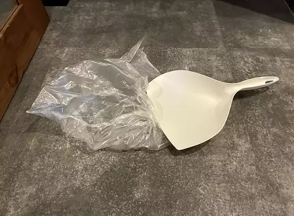 ちりとりに1枚の『ビニール袋』をセット　玄関掃除がラクになる方法が「一石二鳥！」