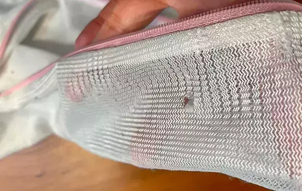 穴が開いた洗濯ネット、捨てる？まだ使える？　洗濯のプロの「正解」は…