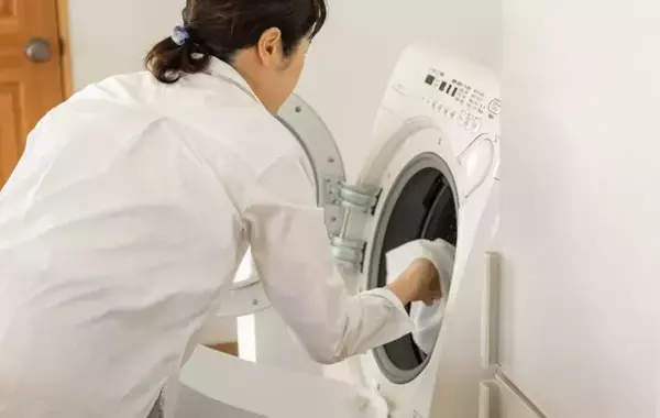 枕カバーと便座を覆うカバー、一緒に洗濯すると汚い？　洗濯のプロの「気になる回答」は…