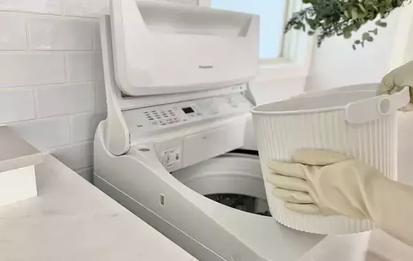 枕カバーと便座を覆うカバー、一緒に洗濯すると汚い？　洗濯のプロの「気になる回答」は…