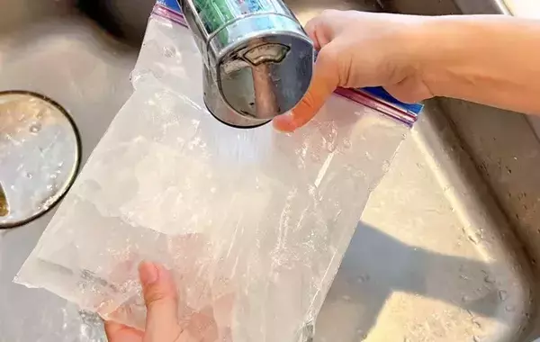 ジッパー袋で『かち割り氷』を作る裏技　叩かずに割る方法に「こんなに簡単なんて」