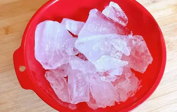 ジッパー袋で『かち割り氷』を作る裏技　叩かずに割る方法に「こんなに簡単なんて」