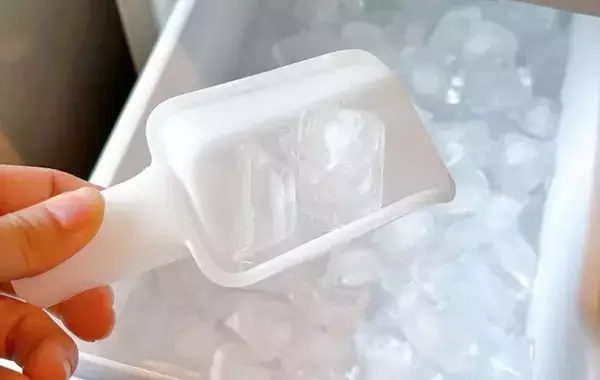 ジッパー袋で『かち割り氷』を作る裏技　叩かずに割る方法に「こんなに簡単なんて」