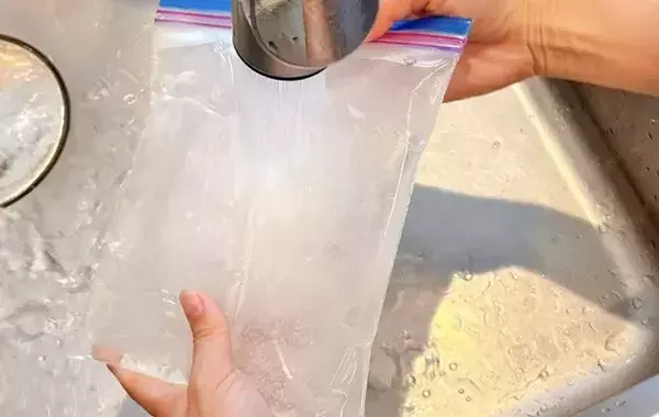 ジッパー袋で『かち割り氷』を作る裏技　叩かずに割る方法に「こんなに簡単なんて」