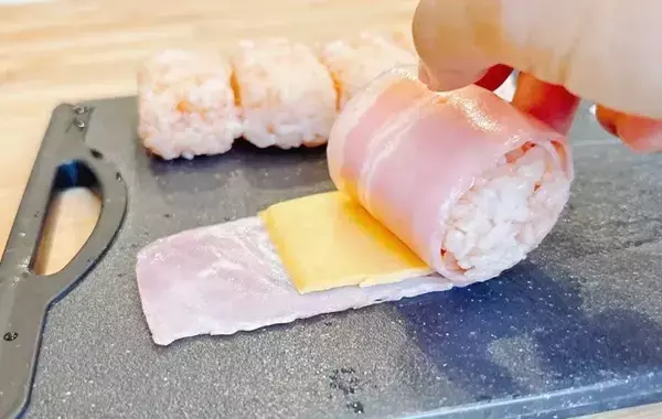 ベーコンとチーズでご飯を巻くと？　「5個があっという間に消えた」絶品おにぎりアレンジ