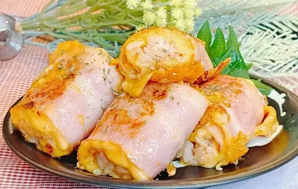 ベーコンとチーズでご飯を巻くと？　「5個があっという間に消えた」絶品おにぎりアレンジ