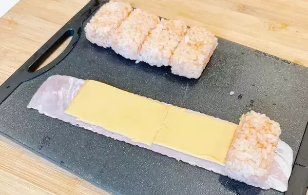 ベーコンとチーズでご飯を巻くと？　「5個があっという間に消えた」絶品おにぎりアレンジ