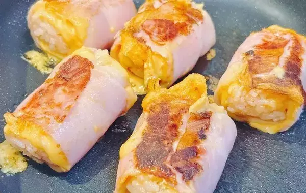 ベーコンとチーズでご飯を巻くと？　「5個があっという間に消えた」絶品おにぎりアレンジ