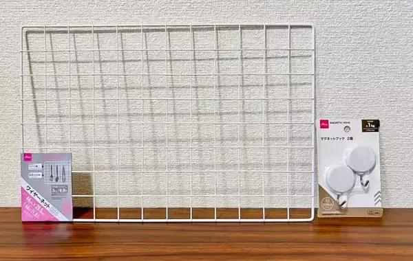 ワイヤーネットに掛けるだけ！　狭いキッチンが快適になる「ワイヤーネットラック」活用法【ダイソー取材】