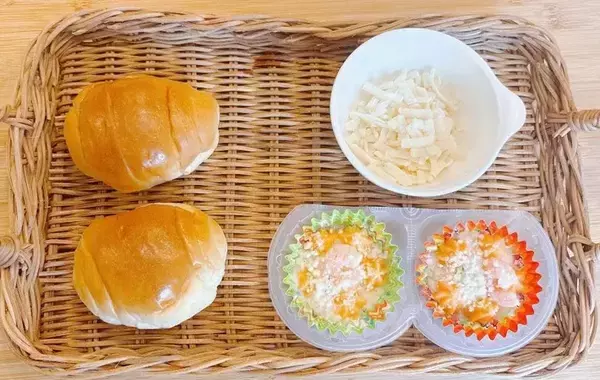 ロールパンに冷凍グラタンを詰めて焼いたら？　完成した惣菜パンに「お店みたい」「朝食にぴったり」