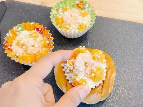 ロールパンに冷凍グラタンを詰めて焼いたら？　完成した惣菜パンに「お店みたい」「朝食にぴったり」