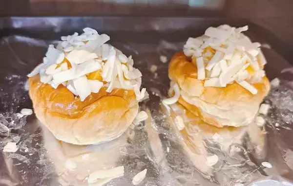ロールパンに冷凍グラタンを詰めて焼いたら？　完成した惣菜パンに「お店みたい」「朝食にぴったり」