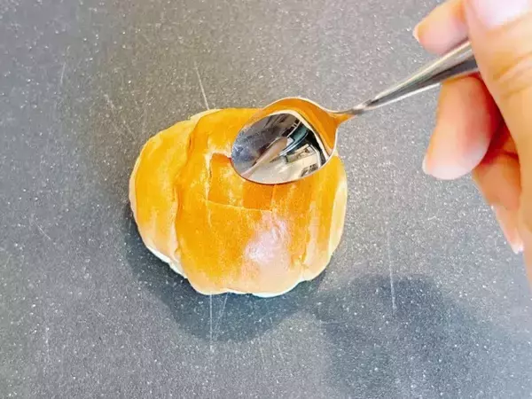 ロールパンに冷凍グラタンを押し込んで…　焼き上がりに「店で売ってそう！」