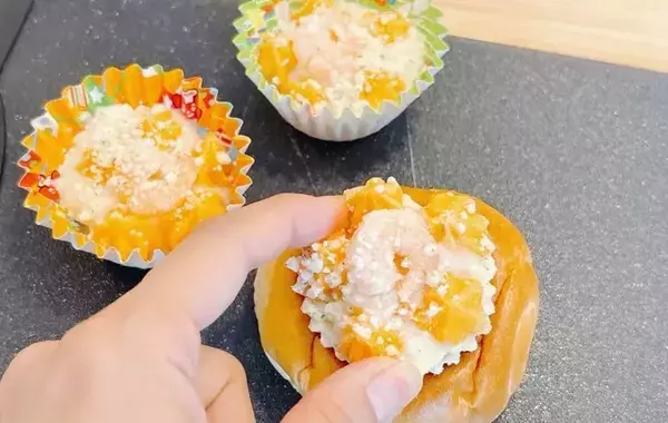 ロールパンに冷凍グラタンを詰めて焼いたら？　完成した惣菜パンに「お店みたい」「朝食にぴったり」