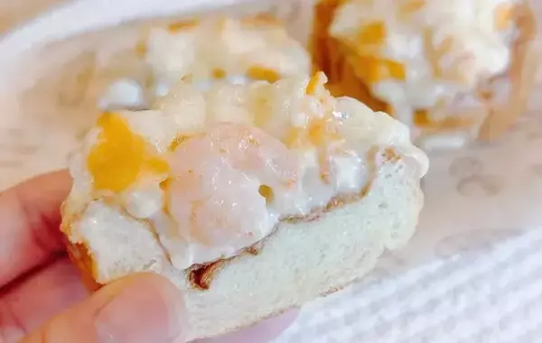 ロールパンに冷凍グラタンを詰めて焼いたら？　完成した惣菜パンに「お店みたい」「朝食にぴったり」