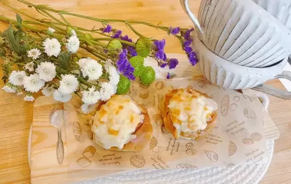 ロールパンに冷凍グラタンを詰めて焼いたら？　完成した惣菜パンに「お店みたい」「朝食にぴったり」