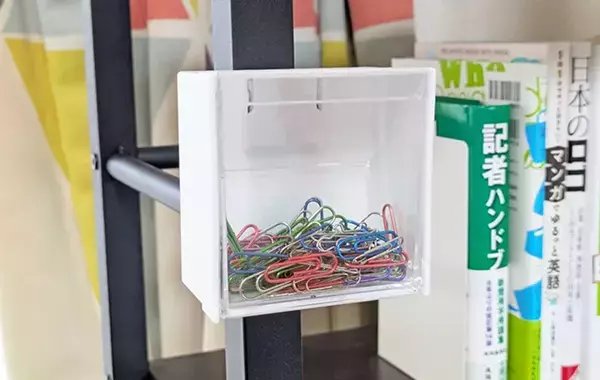 キッチンから玄関まで大活躍！　ダイソーに聞いた「マグネットつき100円収納」の活用法【4選】