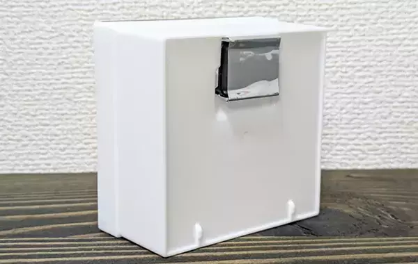 キッチンから玄関まで大活躍！　ダイソーに聞いた「マグネットつき100円収納」の活用法【4選】