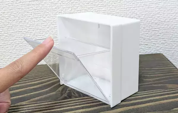 キッチンから玄関まで大活躍！　ダイソーに聞いた「マグネットつき100円収納」の活用法【4選】