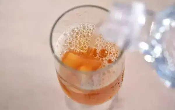 製氷皿に紅茶と桃缶を入れて…　管理栄養士が試した夏ドリンクに「薄まらない！」「家でも大満足」