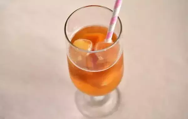 製氷皿に紅茶と桃缶を入れて…　管理栄養士が試した夏ドリンクに「薄まらない！」「家でも大満足」