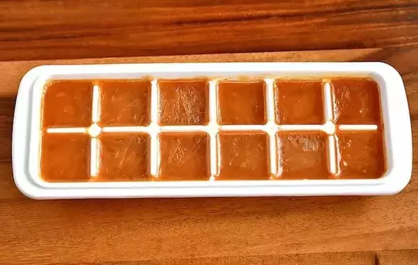 製氷皿に紅茶と桃缶を入れて…　管理栄養士が試した夏ドリンクに「薄まらない！」「家でも大満足」