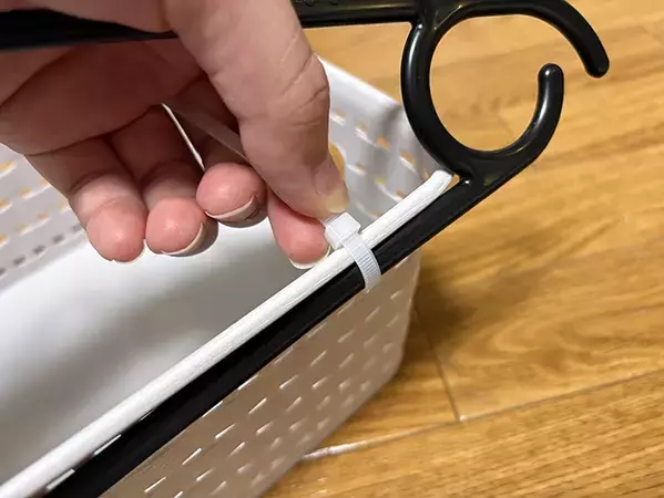 バスケットに結束バンドを通して…　『浮かせる収納』を作るアイディアとは