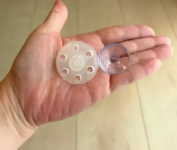洗面台にスポンジ直置きしないで！　100均で作った「浮かせる収納」でぬめり消えた
