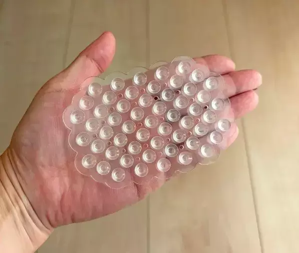 洗面台にスポンジ直置きしないで！　100均で作った「浮かせる収納」でぬめり消えた