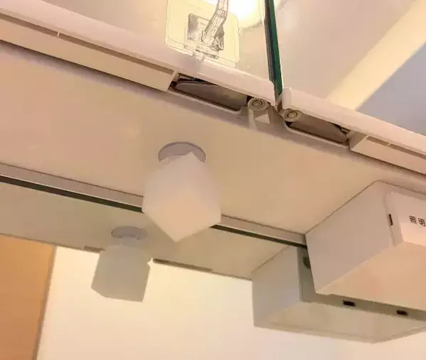 洗面台にスポンジ直置きしないで！　100均で作った「浮かせる収納」でぬめり消えた