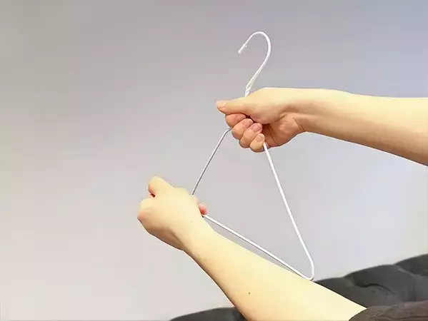 針金ハンガーを両手で曲げたら…　2ステップでできる活用法に「便利！」