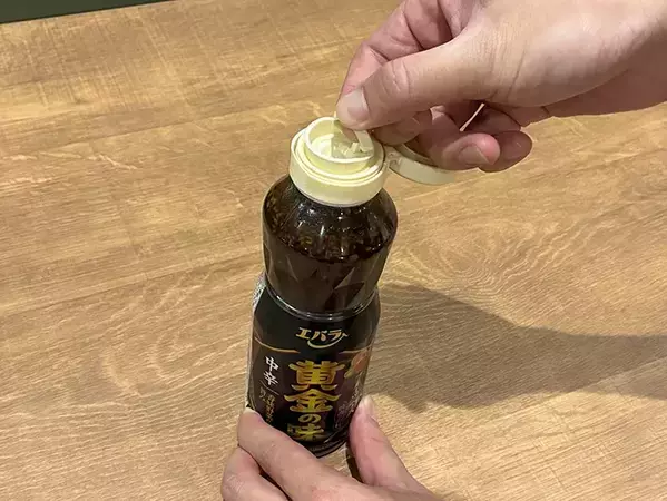 タレの中栓を『ななめ45度』で引くと？　エバラが勧める開け方を試してみた