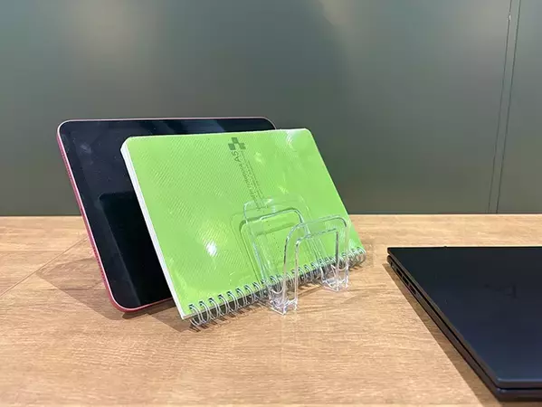100均で買った『ハンカチスタンド』、デスクに設置すると？　片づく収納アイディアとは