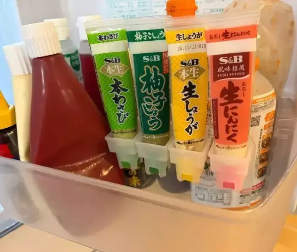 活用法に「何個も買いたくなる！」　100均『薬味ホルダー』を収納ケースの外に取りつけると？
