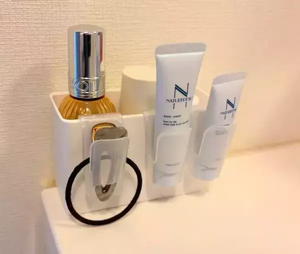 活用法に「何個も買いたくなる！」　100均『薬味ホルダー』を収納ケースの外に取りつけると？