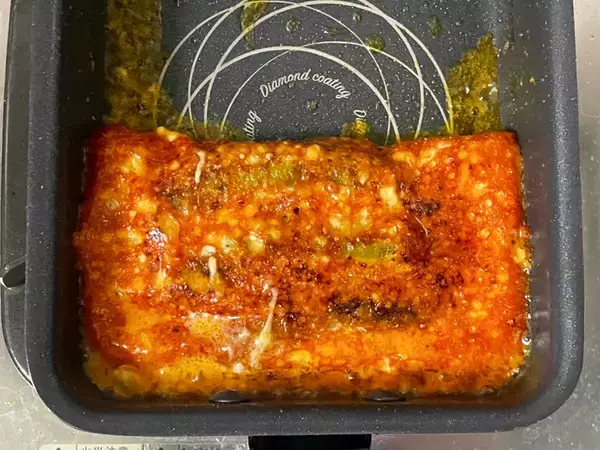 玉子焼き器で焼いたのは『卵』ではなく…　カリカリチーズが病みつきになる一品に「食べる手が止まらない」