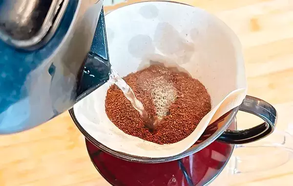 コーヒー粉の上に『氷』をのせて4時間　完成した一杯に「もういつものに戻れない！」【カルディ】