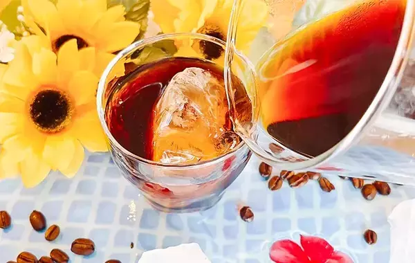 コーヒー粉の上に『氷』をのせて4時間　完成した一杯に「もういつものに戻れない！」【カルディ】