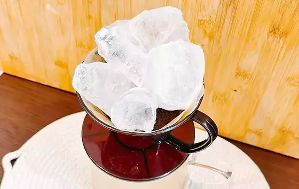 コーヒー粉の上に『氷』をのせて4時間　完成した一杯に「もういつものに戻れない！」【カルディ】