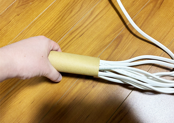 トイレットペーパーの芯、捨てずに活用する『裏ワザ』　穴に通したのが…