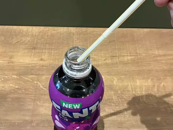 子供の「ストロー取って」がなくなる！　ペットボトルにストローが落ちない『逆さ差し』テク