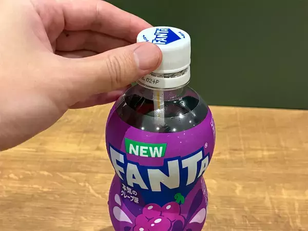子供の「ストロー取って」がなくなる！　ペットボトルにストローが落ちない『逆さ差し』テク