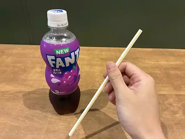 子供の「ストロー取って」がなくなる！　ペットボトルにストローが落ちない『逆さ差し』テク