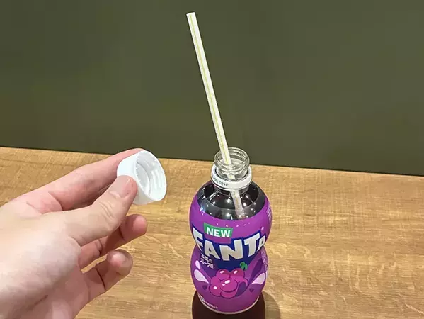 子供の「ストロー取って」がなくなる！　ペットボトルにストローが落ちない『逆さ差し』テク